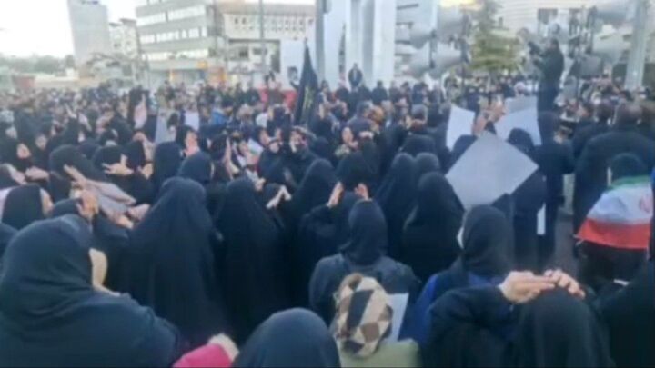 ایلام در ماتم؛ زنان شهر در میدان ۲۲ بهمن عزادار شهادت رهبر انقلاب