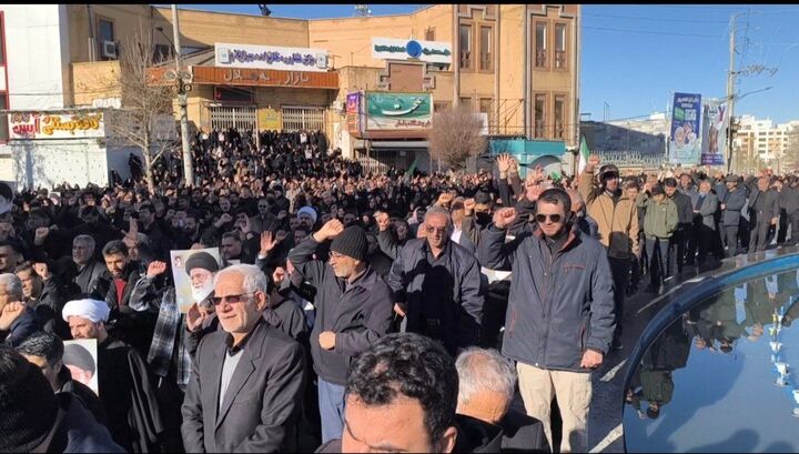 تجمع انقلابیون در میدان ۲۲ بهمن در سوگ رهبر فقید