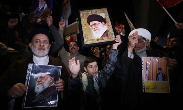 تلاش تظاهرکنندگان در بغداد پس از شهادت آیت الله خامنه‌ای برای حمله به سفارت آمریکا