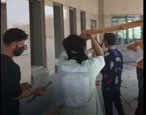 تظاهرات علیه حمله آمریکا به ایران در کراچی پاکستان؛ یورش معترضان به سرکنسولگری آمریکا