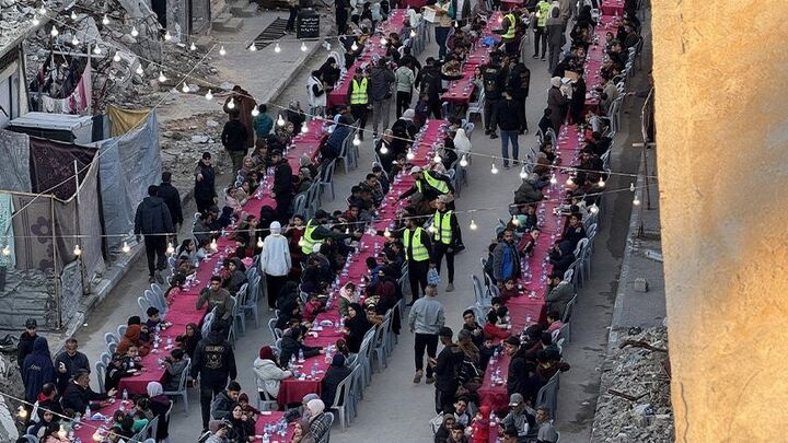 افطاری دسته جمعی رمضان در خان یونس در میان آوار خانه های ویران شده