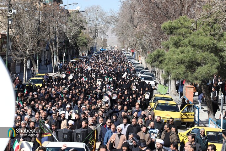 طنین فریاد مرگ بر اسراییل و مرگ بر آمریکای مردم سنندج در پی شهادت رهبر انقلاب اسلامی