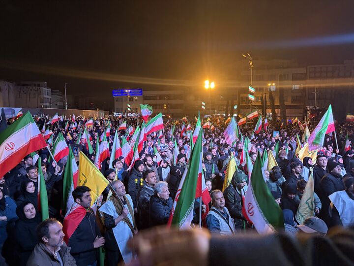 تجمع ضد آمریکایی و ضد صهیونیستی ملت ایران/اهتزاز پرچم ایران در میدان انقلاب