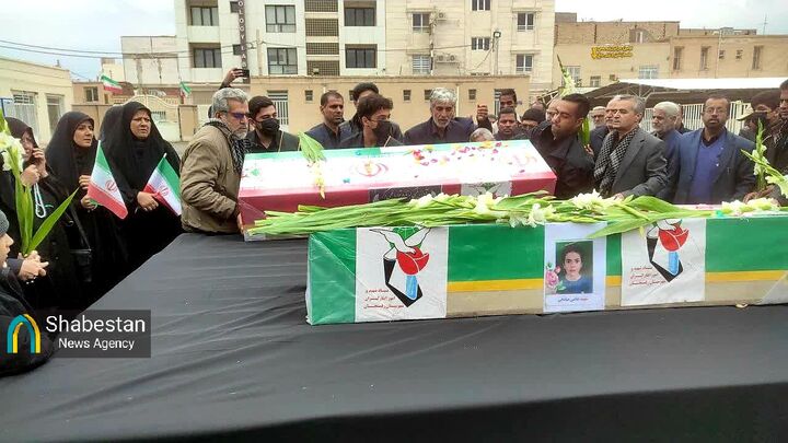 دانشجویان مکزیکی به یاد دانش‌آموزان میناب شمع روشن کردند