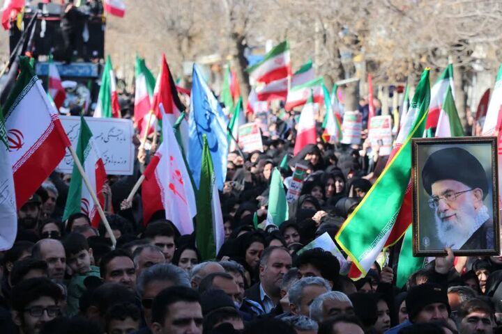 نوای ماندگار و حماسی«دایه دایه وقته جنگه» در میدان امام خمینی(ره) کوهدشت