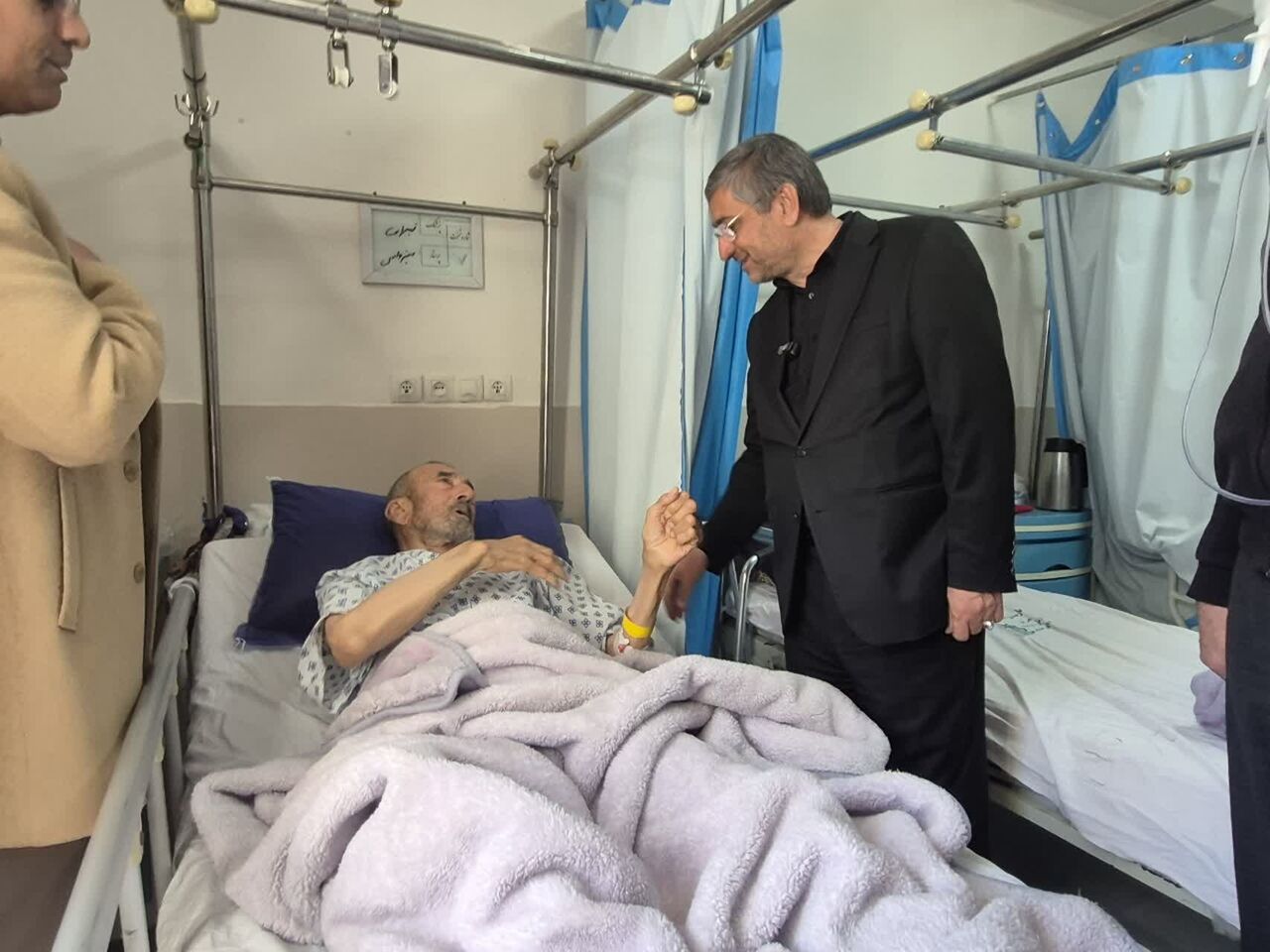 کادر درمان مانند خط مقدم جنگ مشغول خدمت رسانی هستند