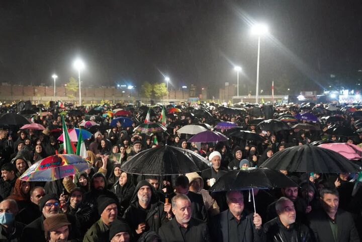 اجتماع باشکوه مردم بیرجند زیر باران رحمت الهی در دفاع از وطن