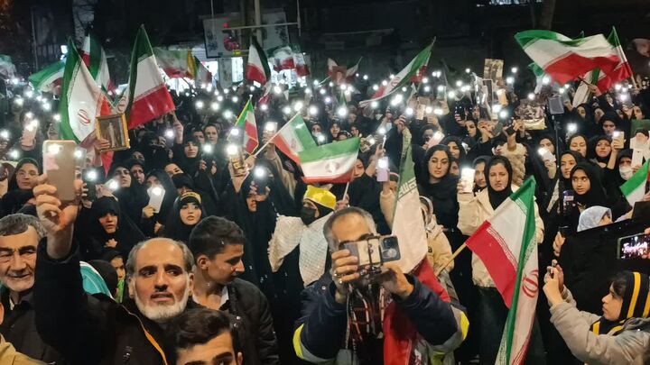 حماسه حضور مردم بروجرد در شب‌های سرد زمستان