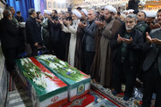 اقامه نماز آیت الله محمدی لائینی بر پیکر شهدای اقتدار