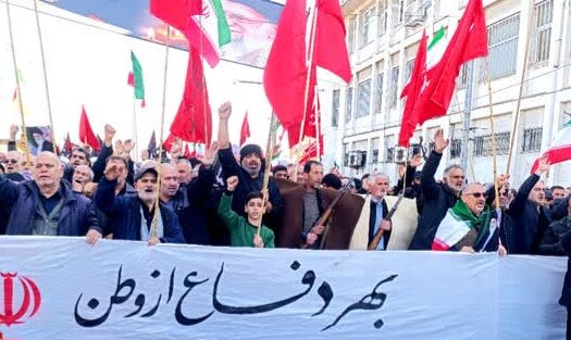 همدردی مردم قدرشناس با پدر و مادر شهدای گیلانی در میدان شهدای ذهاب رشت