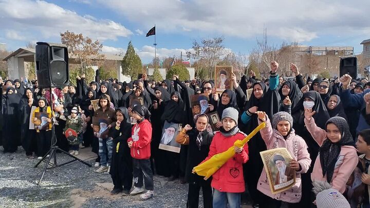 اجتماع عزاداران کارچانی در گلزار شهدا؛ فریاد «انتقام» نوجوانان طنین‌انداز شد