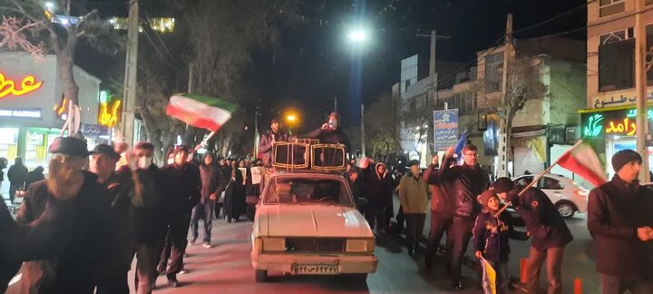 مردم شهرجرد در سوگ رهبر در میدان شهدای اراک یکپارچه عشق و وفاداری را به نمایش گذاشتند 