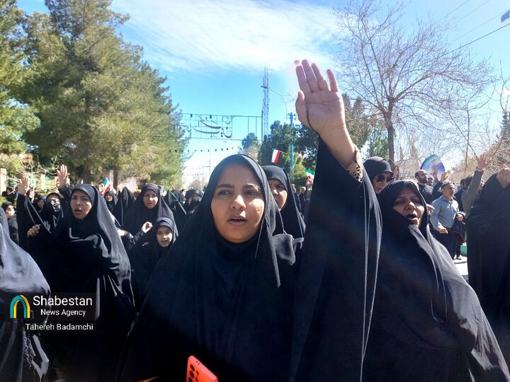 خروش انقلابی کرمانی‌های باغیرت پس از اقامه متفاوت‌ترین نمازجمعه ۳۶ سال اخیر انقلاب