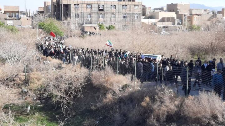 شهید خلبان مجید دلیریان در زادگاهش روستای صرم استان قم تشییع شد