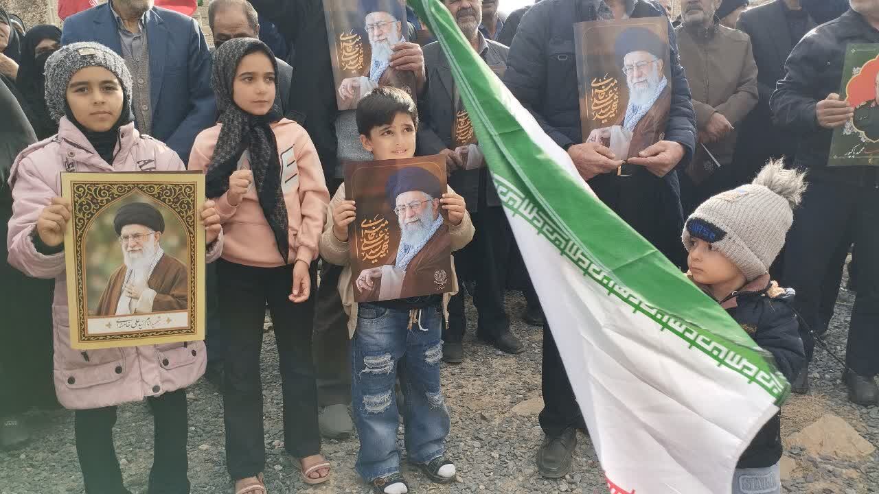 اجتماع عزاداران کارچانی در گلزار شهدا؛ فریاد «انتقام» نوجوانان طنینانداز شد