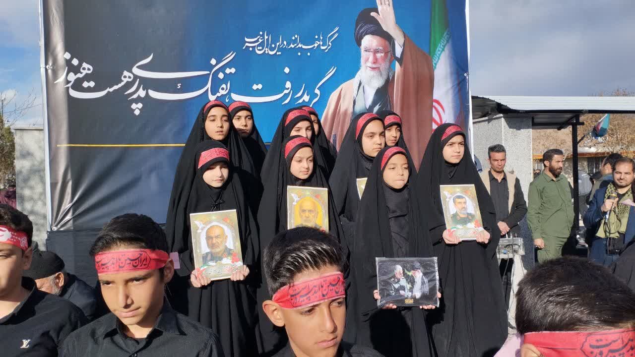 اجتماع عزاداران کارچانی در گلزار شهدا؛ فریاد «انتقام» نوجوانان طنینانداز شد