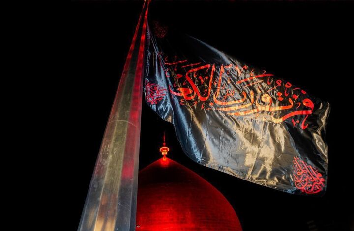 پرچم عزای «فُزْتُ وَ رَبِّ الْکَعْبَه» در آستان مطهر امام علی(ع) برافراشته شد