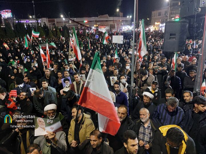 ننگ ابد بر ما، اگر از خون رهبر بگذریم؛ همنوایی مردم کرمان در هفتمین شب شهادت امام خامنه‌ای