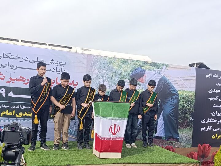 کاشت ۲۰۰۰ نهال به یاد «رهبر شهید» در ساوه/ آیین درختکاری با نوای سرود «شهید صفری»