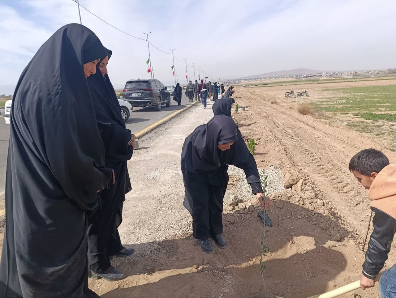 کاشت ۲۰۰۰ نهال به یاد «رهبر شهید» در ساوه/ آیین درختکاری با نوای سرود «شهید صفری»