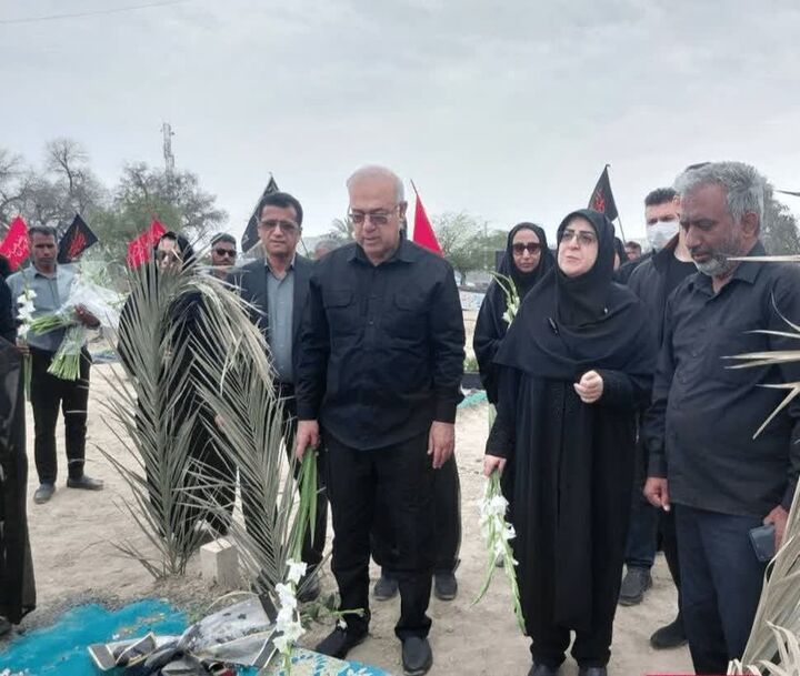 حضور سخنگوی دولت بر مزار شهدای دانش‌آموز میناب