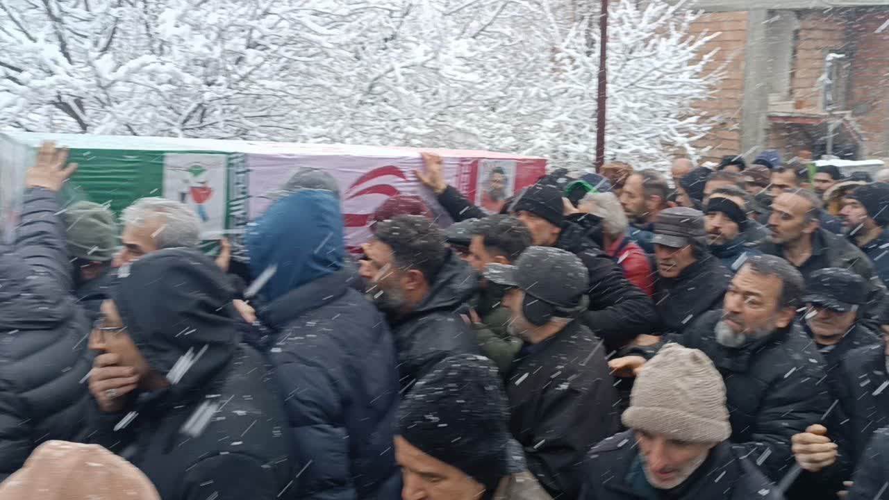 تشییع پیکر دومین شهید جنگ صهیونیستی آمریکایی در زیر بارش برف نوشهر