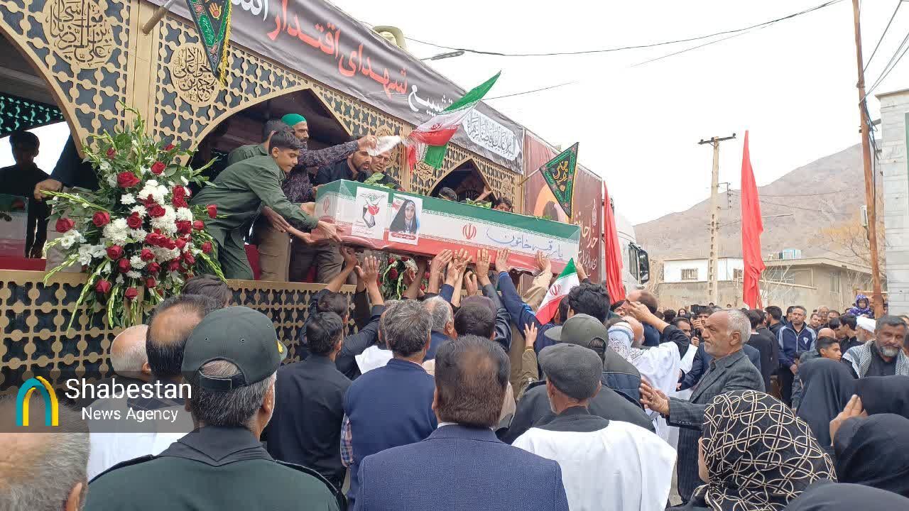 وداع خانوکِ شهیدپرور با فرزندان شهیدش+تصاوبر