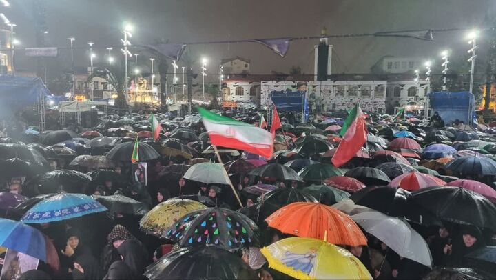 شب قدر در زیر بارش باران / جلوه ای از وفاداری مردم رشت به ولایت