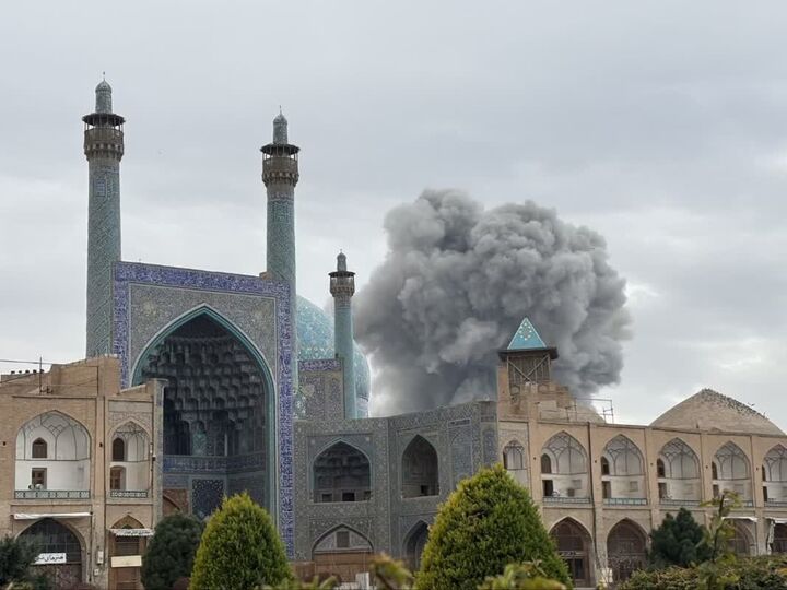 کاشی‌های مسجد جامع عباسی در تجاوز هوایی آمریکایی- اسرائیلی دچار آسیب شد