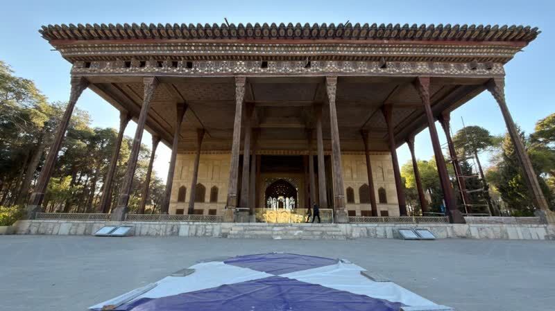 کاشی‌های مسجد جامع عباسی دچار آسیب شد