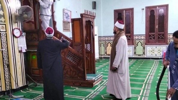 آماده‌سازی مساجد برای اعتکاف دهه آخر ماه رمضان در مصر