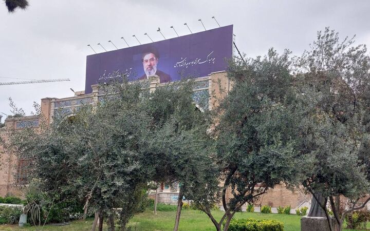نقشِ بیعت بر نمای «اندیشه» / دیوارنگاره جدید حوزه هنری نصب شد