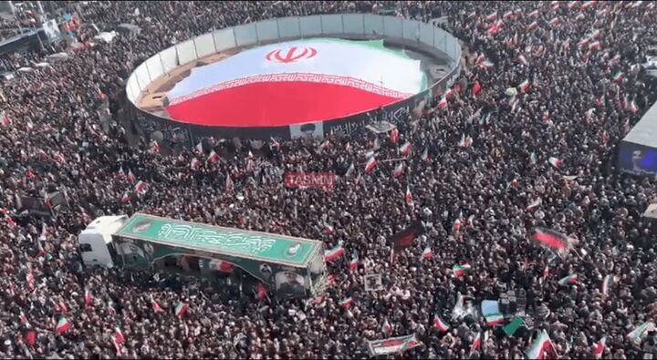 انقلاب در میدان انقلاب؛ وداع باشکوه با فرماندهان شهید و شهدای مردمی جنگ رمضان