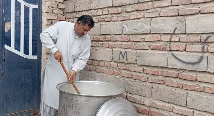 طبخ و توزیع ۷۰۰ پرس غذای گرم به همت کانون‌های مساجد اهل سنت شهرستان میرجاوه میان خانواده‌های