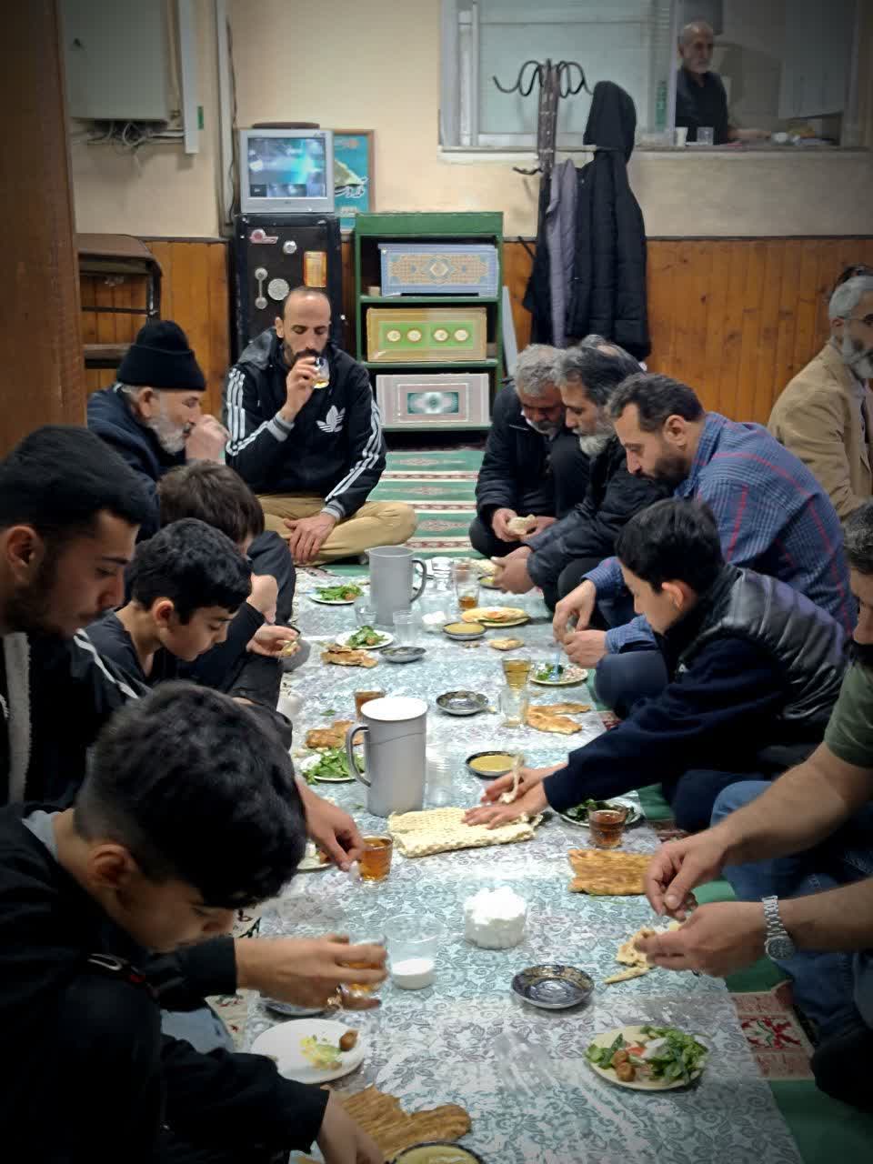 طعم خوش همدلی و صمیمیت در سفره‌های ساده افطار مساجد گیلان