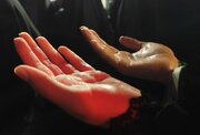 دست هایی که در زیر باران طلب پیروزی می کنند