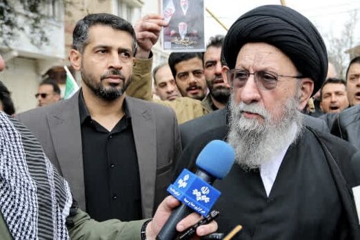 هر مشت گره‌کرده مردم همچون موشک بر سر دشمن فرود می‌آید