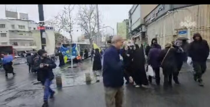 حضور متفاوت رئیس‌جمهور در راهپیمایی روز قدس و گرفتن عکس یادگاری با مردم