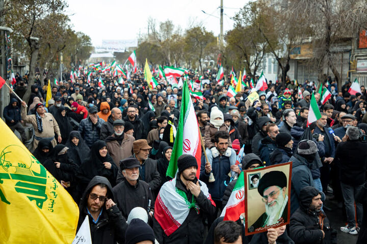 حضور مردم در صحنه دشمنان را به لانه‌هایشان فراری داد