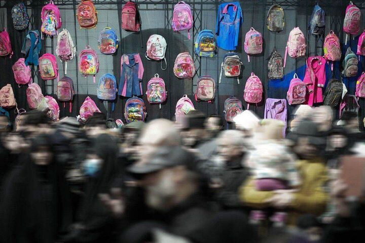 دختران با کوله پشتی و لباس فرم آمدند؛ بزرگداشت یاد و خاطره کودکان دانش‌آموز شهید میناب در راهپیمایی قدس