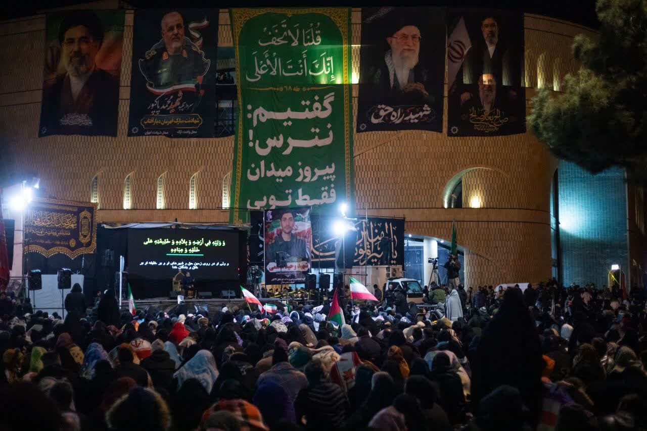 سومین شب قدر در کنار پیکر مطهر شهید پاکپور؛ میدان شهدای اراک صحنه پیوند اشک و حماسه شد