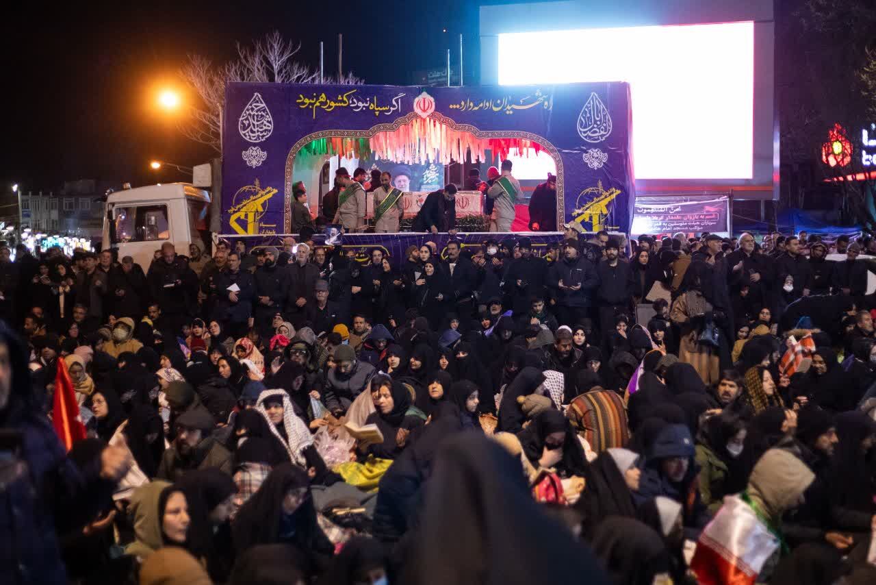 سومین شب قدر در کنار پیکر مطهر شهید پاکپور؛ میدان شهدای اراک صحنه پیوند اشک و حماسه شد