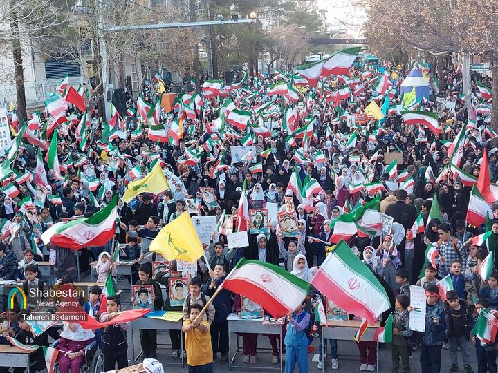 دانش‌آموزان کرمان در مدرسه خیابانی میناب از ایران خواندند