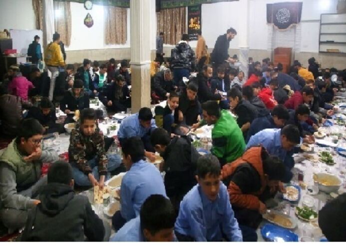 اطعام ۱۶ هزار دختر و پسر روزه اولی در مساجد مشهد