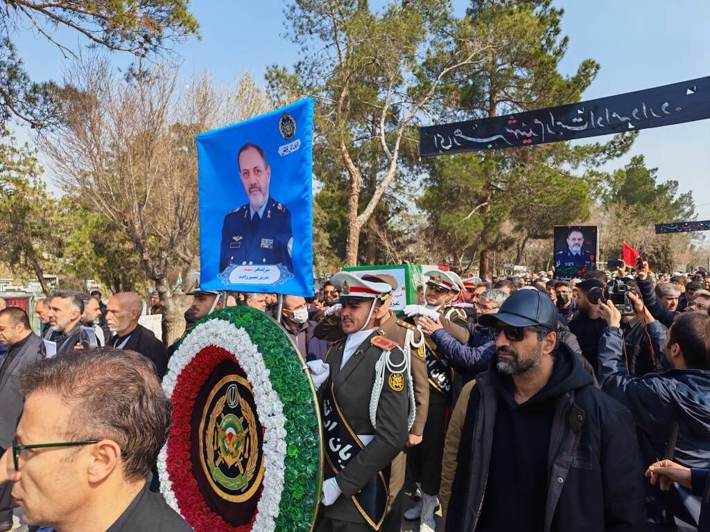 پیکر وزیر دفاع شهید در بهشت زهرا آرام گرفت