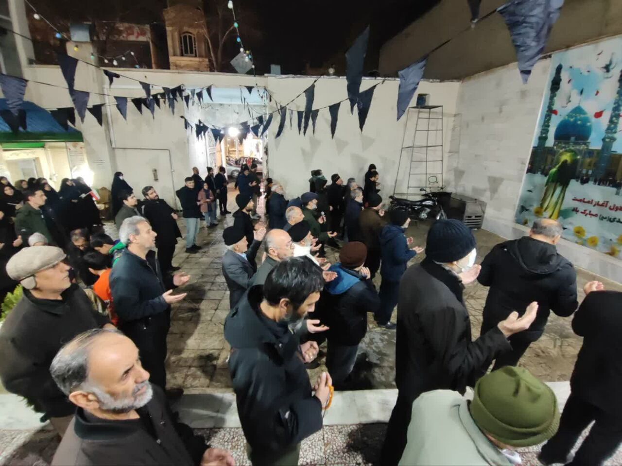 آئین استغاثه و قرائت دعای فرج برای پیروزی رزمندگان اسلام در مسجد صاحب‌الزمان(عچ)