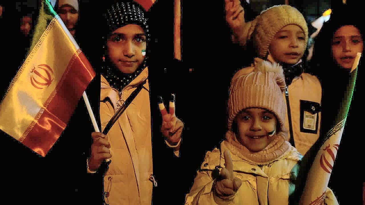 حضور مردم، حماسه پیروزی نظام را رقم میزند