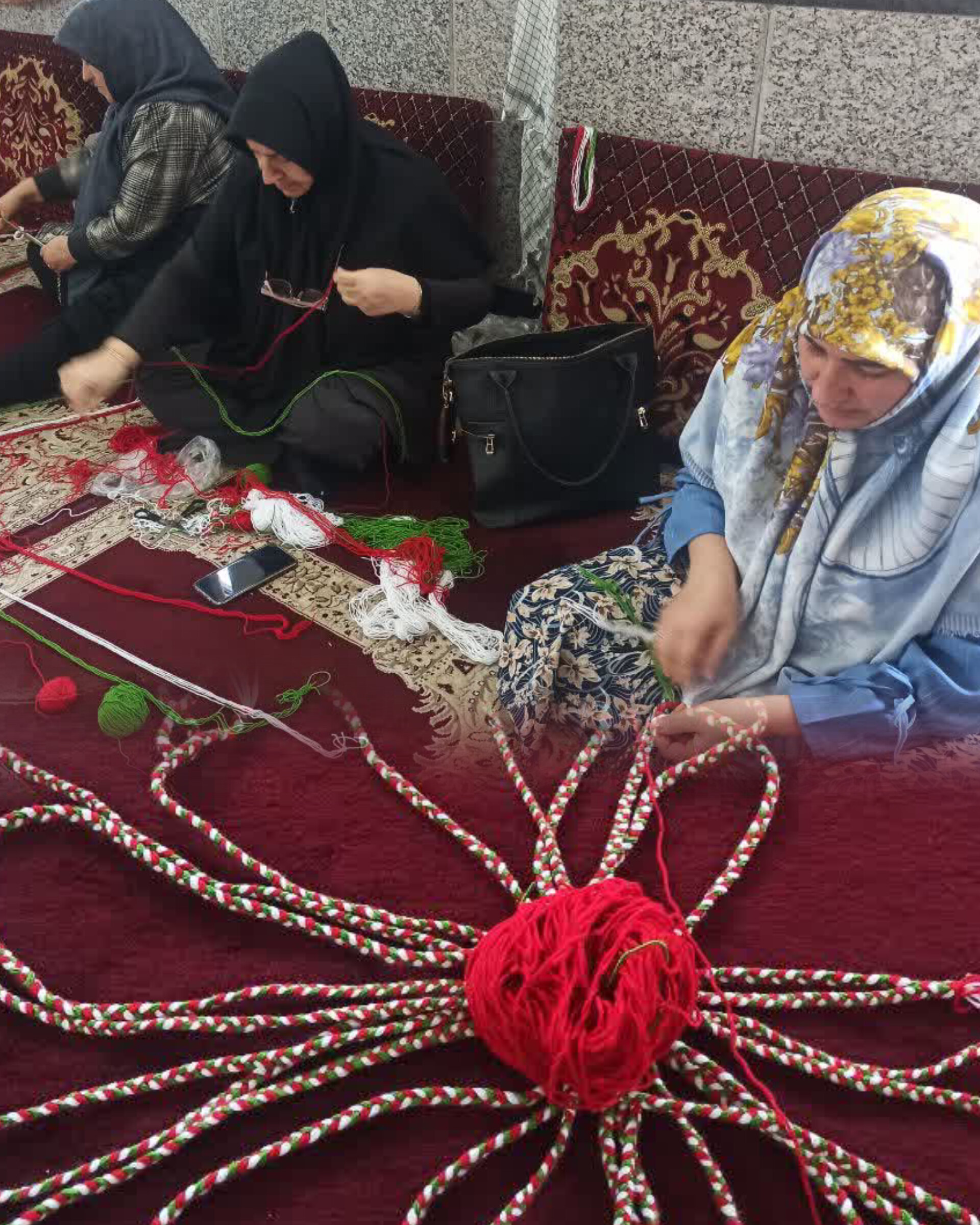 کلافهایی که رج به رج عشق برای وطن میبافند