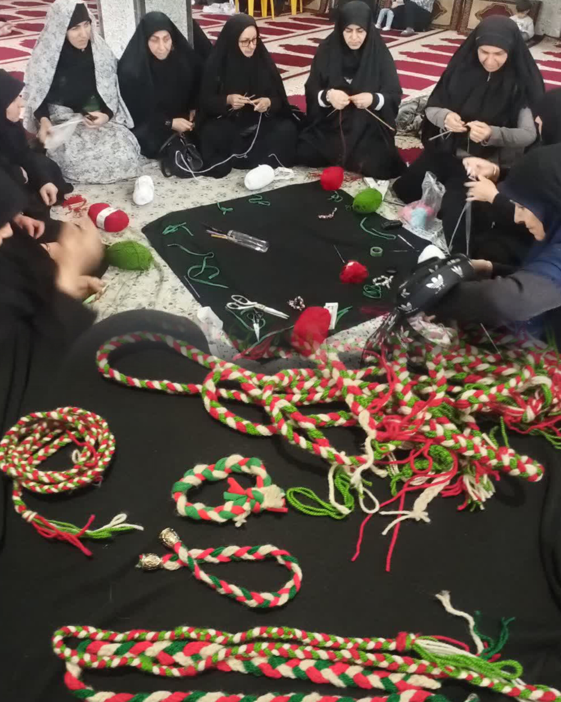 کلافهایی که رج به رج عشق برای وطن میبافند