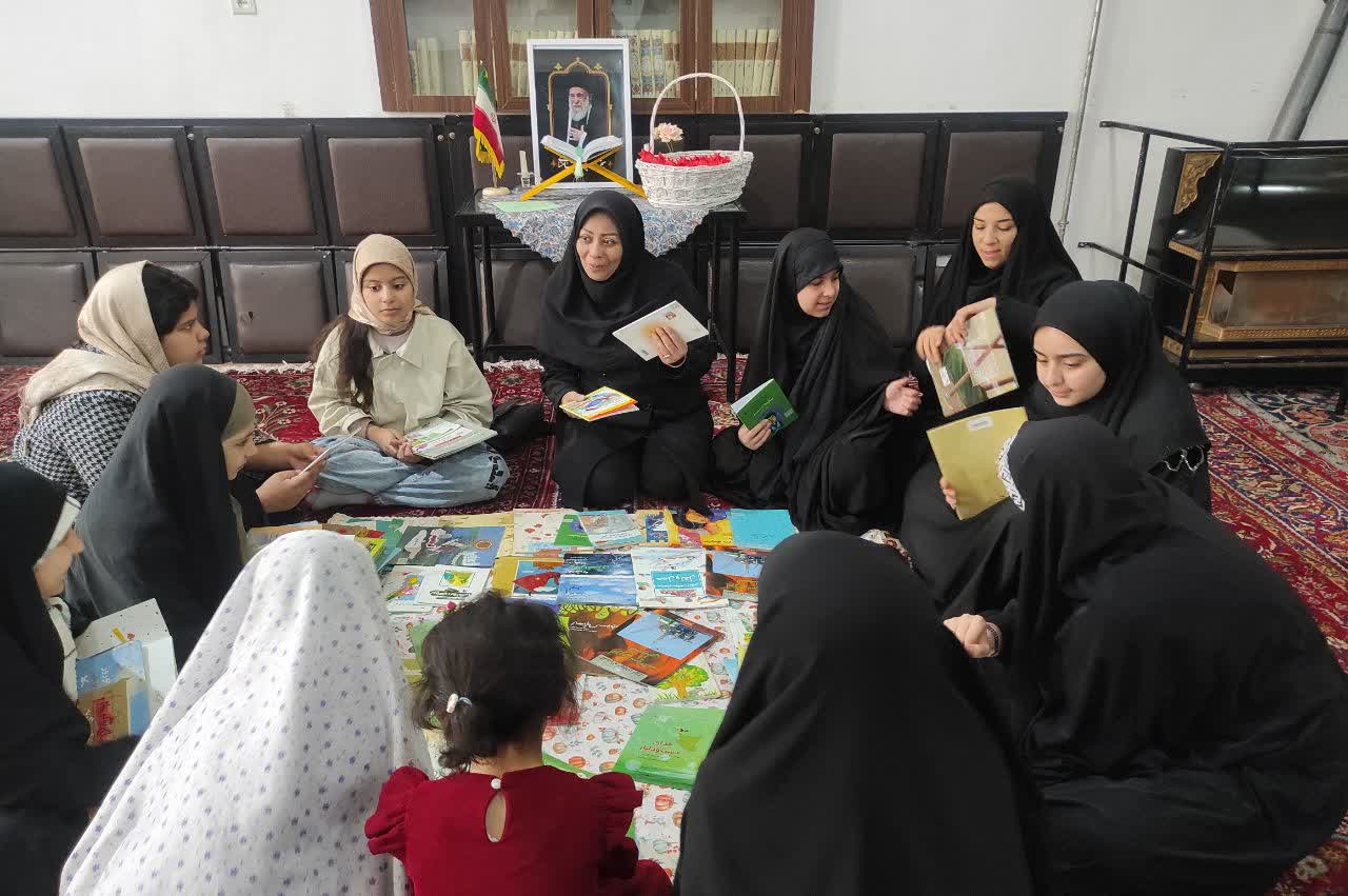 نوروز در مسجد؛ ۱۴ کتاب بهاری به کودکان و نوجوانان آذربایجان غربی هدیه شد